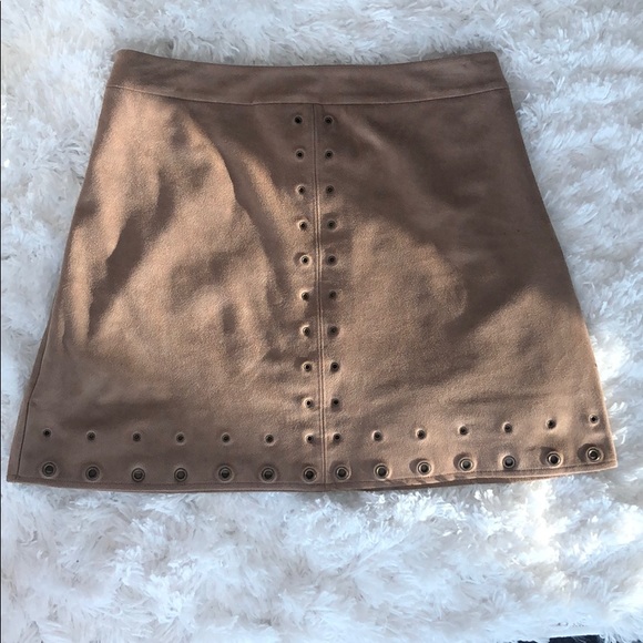 Express sz 4 faux suede stretchy skirt w/ grommets - Picture 3 of 4